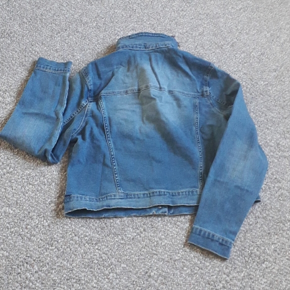 New Detachable Faux Fur Collar Denim Jacket - Picture 6 of 9